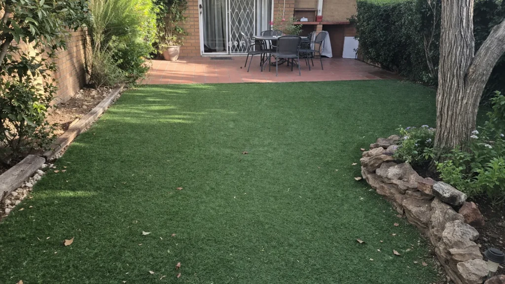 instalacion cesped artificial jardin madrid vivienda