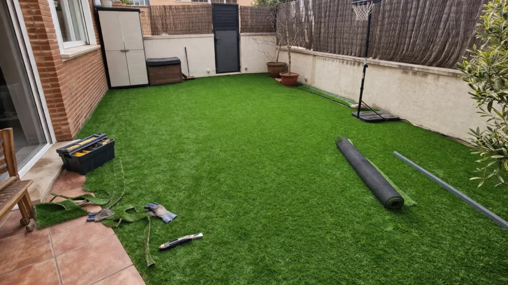 instalación completa de césped artificial en Madrid proyecto terminado con técnicos